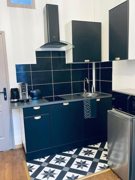 Le Black And White Centre-ville Historique Apartment